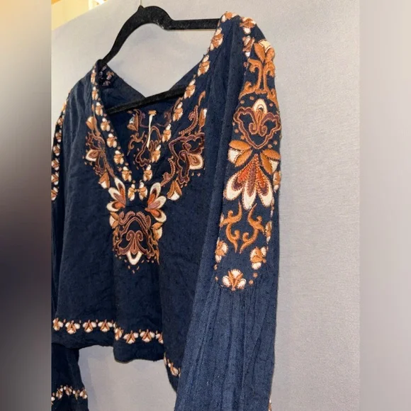 Free people bell sleeve crop top size XS embroidered paisley pattern navy blue - Picture 3 of 8